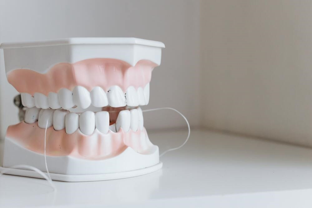 Filo interdentale: un alleato dei tuoi denti